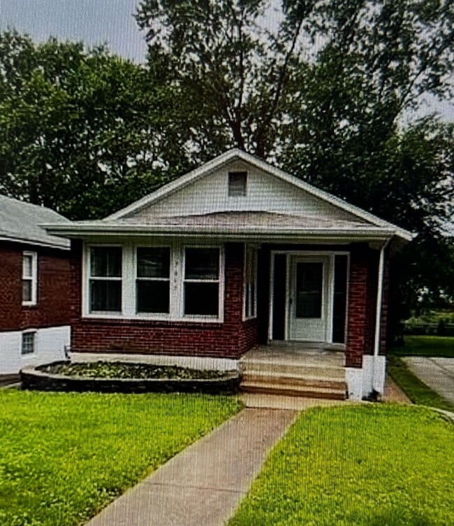 Primary Photo - 3 bed/ 1 bath with full basement and garage