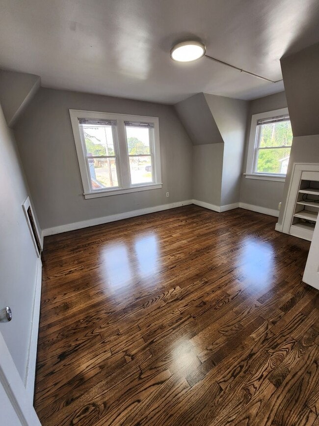 Building Photo - Large Glen Park Home