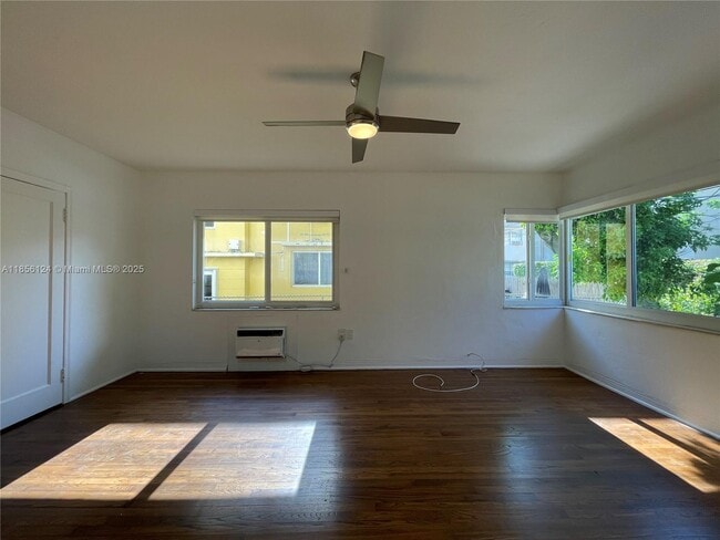 Building Photo - 955 Bay Dr