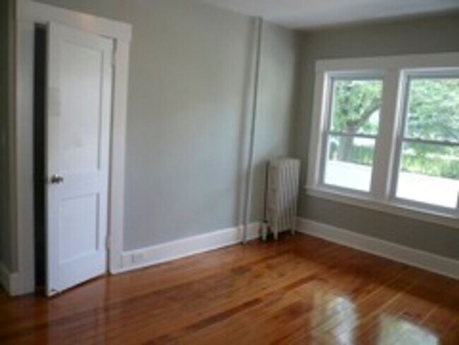 Building Photo - 112 7th St