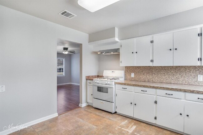 Building Photo - "Charming 3-Bedroom Retreat in Benton - Cozy 980 Sq Ft Home Awaits!"