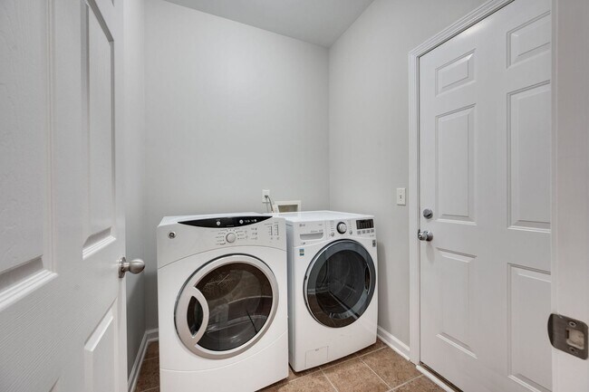 Building Photo - 902 Catlow Ct