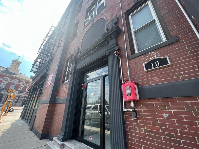Building Photo - 10 Yeamans St