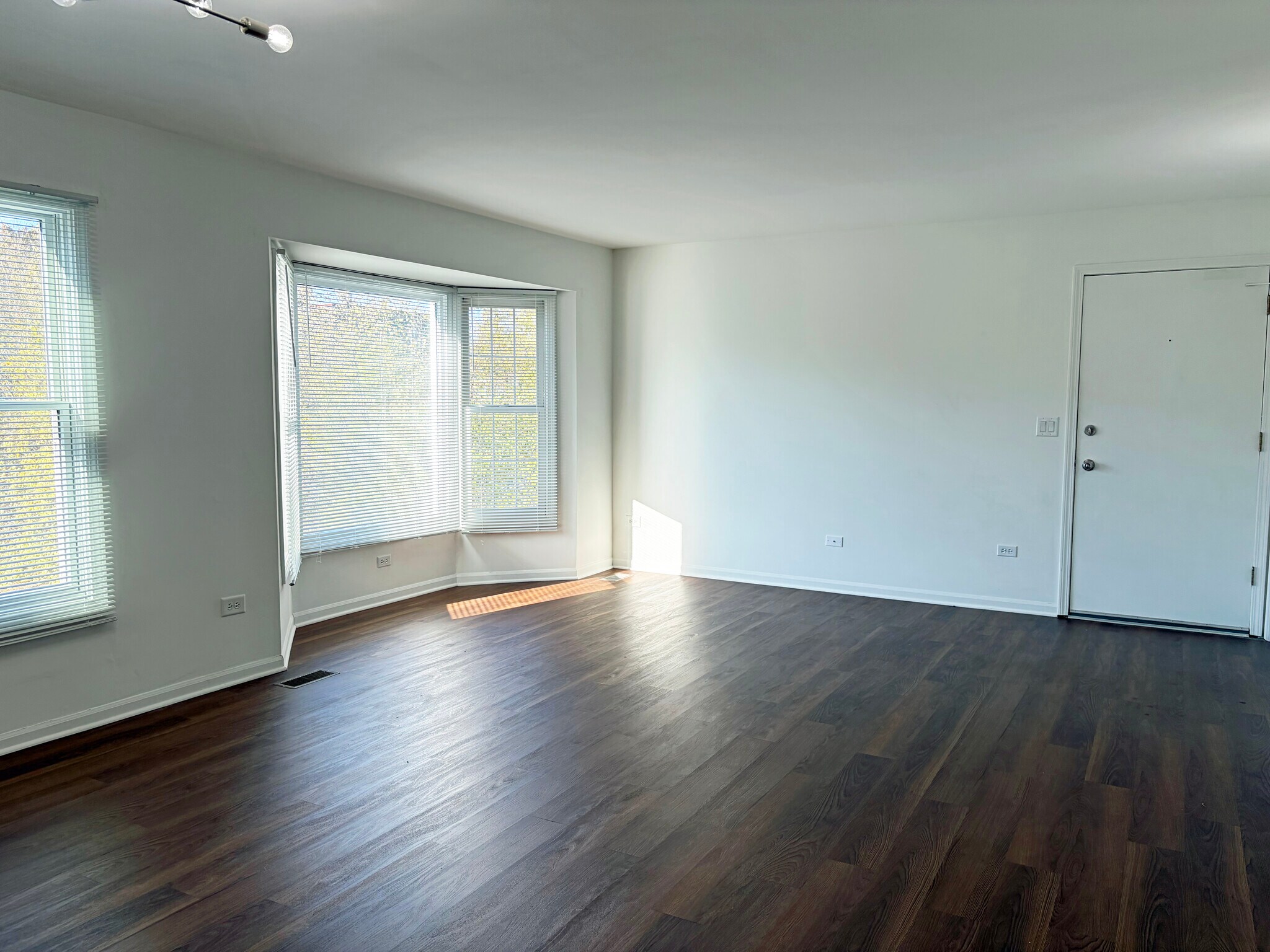 Living area with Bay Window - 241 E Palatine Rd