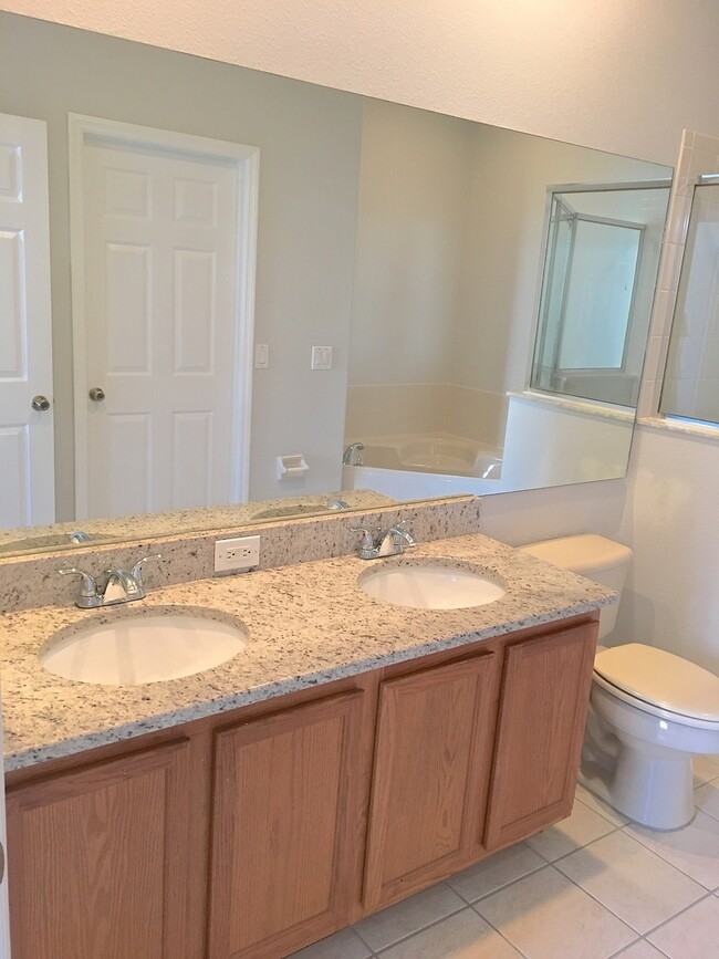 Building Photo - Town Home for Rent in Gated community in O...