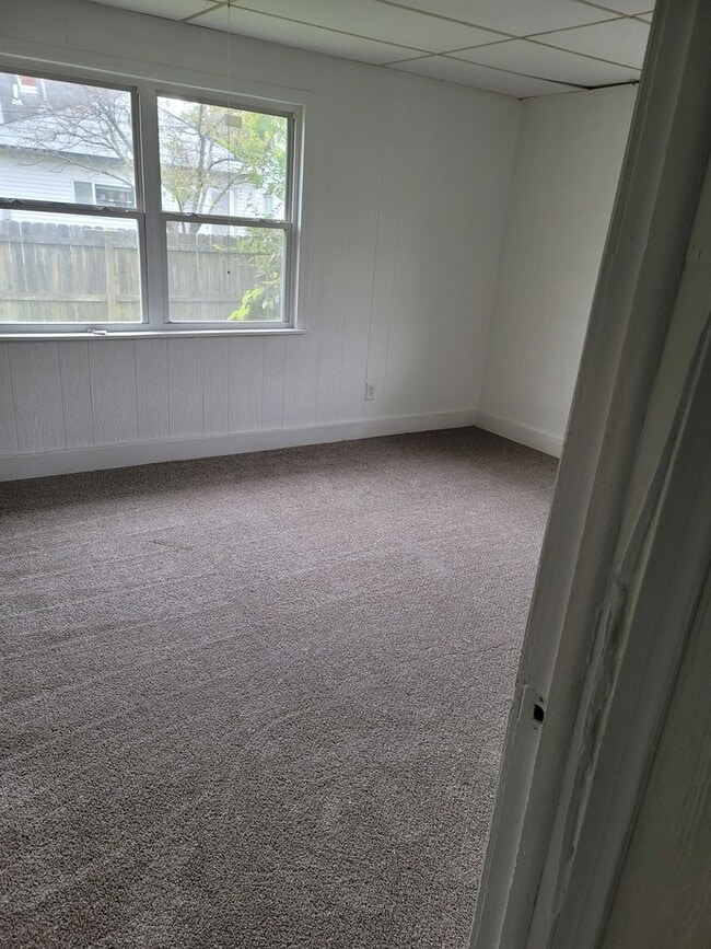 Building Photo - 4 Bedroom 1 Bathroom Single Family Home. C...