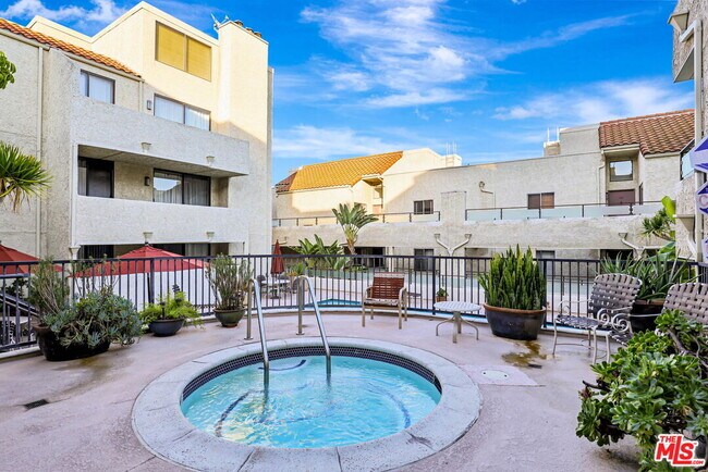 Building Photo - 1900 Vine St