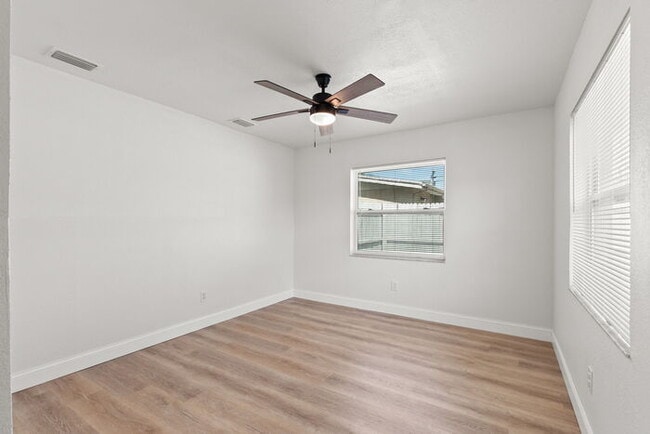 Building Photo - NEWLY RENOVATED Home For Rent in St Pete!