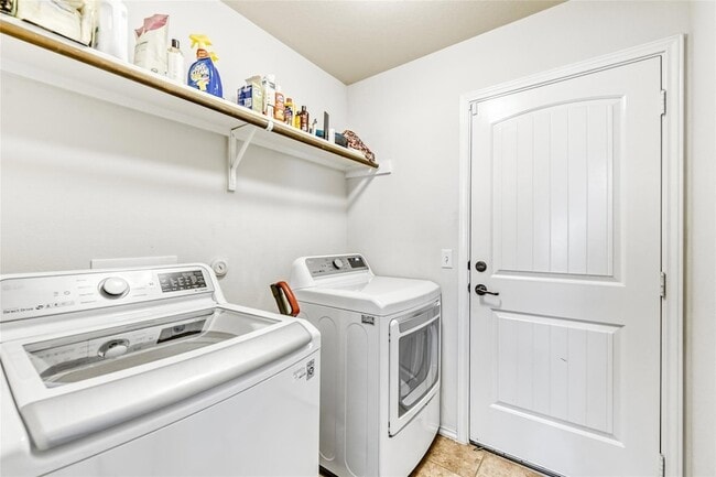 Building Photo - 7233 Crestone Rd