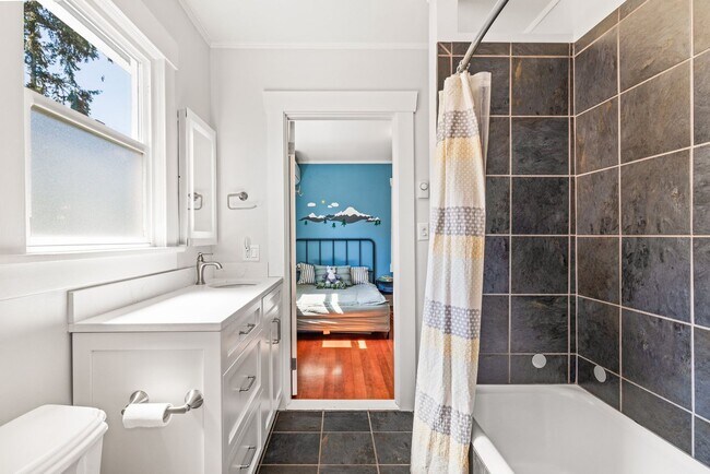 Building Photo - 5bd/2.75ba Seattle Home