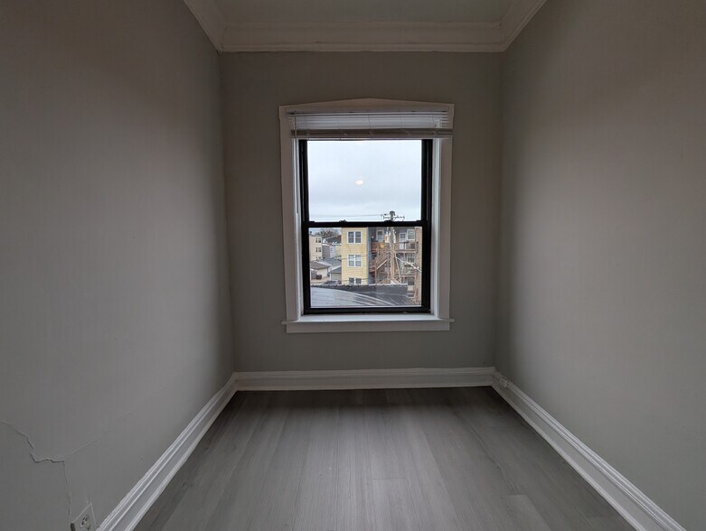 Building Photo - 2234 W Wilson Ave