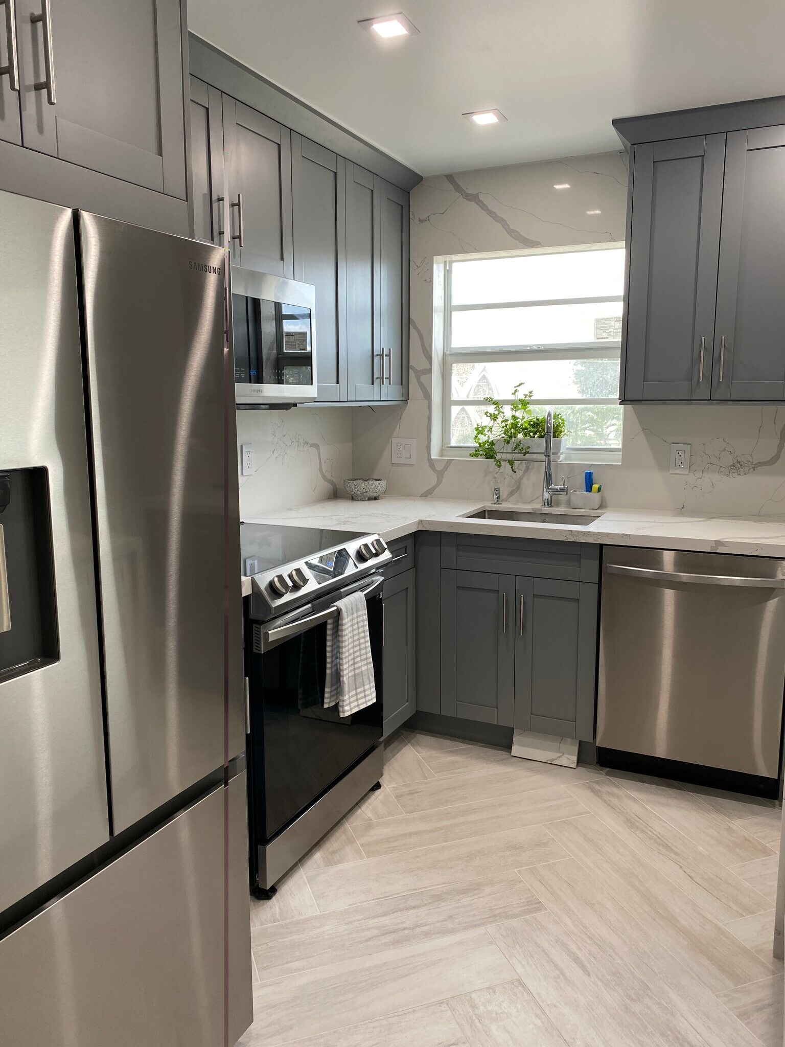 Kitchen - 2500 NE 48th Ln