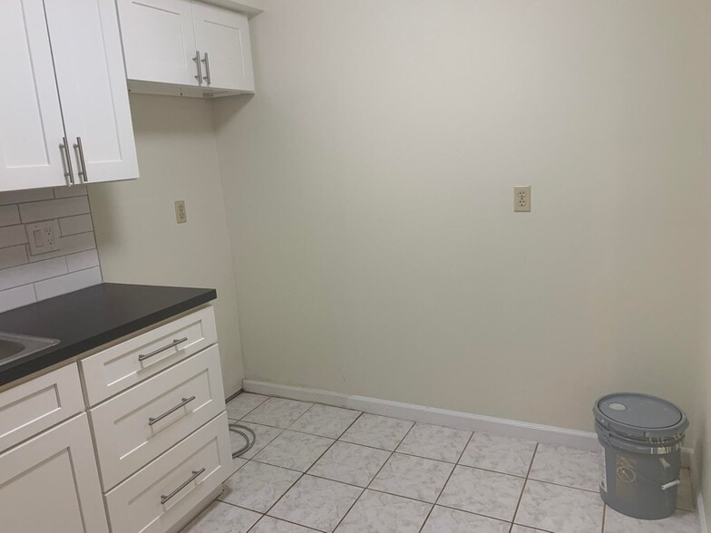 Building Photo - 9905 Pineapple Tree Dr