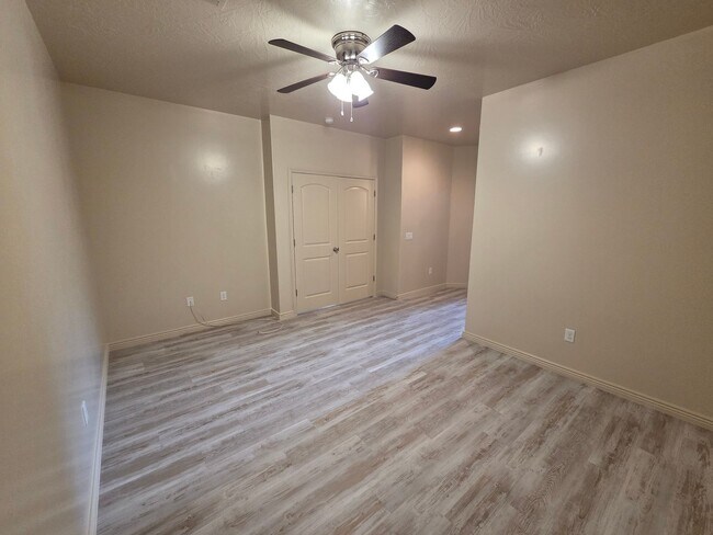 Building Photo - Large 4 Br - like new under $2k!