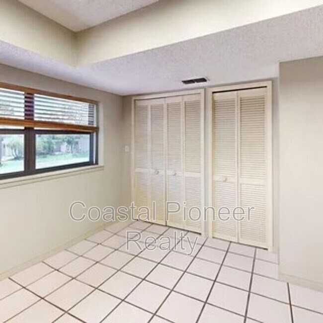Building Photo - 12356 Capri Cir N