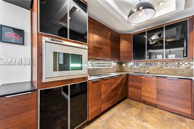 Building Photo - 738 NE 72nd Terrace