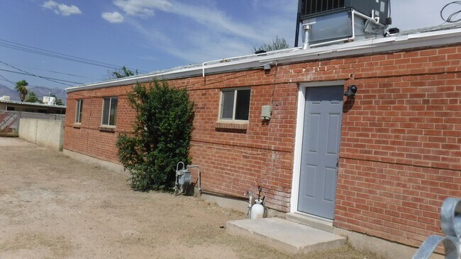 Building Photo - 4541 E 18th St