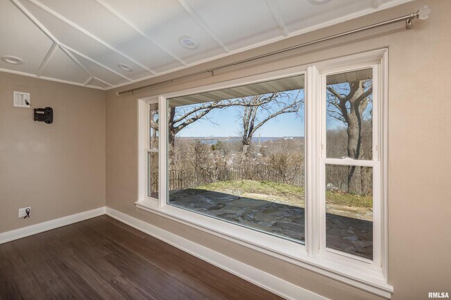 Building Photo - 4640 5th Ave