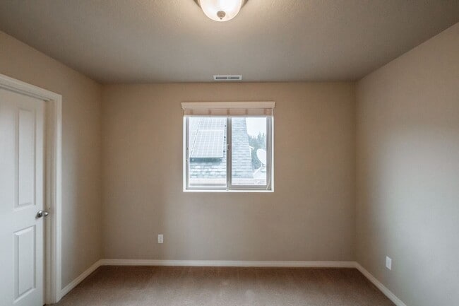 Building Photo - 4-Bedroom Home in NW Albany