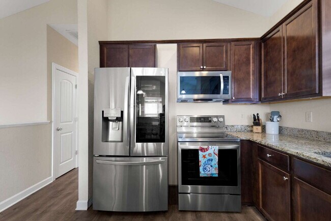 Building Photo - Coastal Comfort Awaits: Spacious 3-Bed, 3-Bath Townhouse in Surf City!