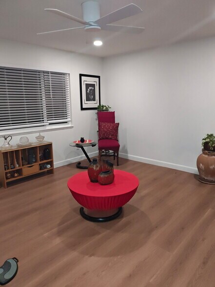 Living room (current occupant) - 4903 Cowell Blvd