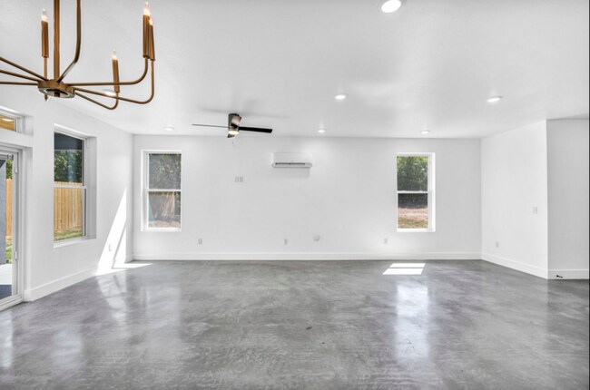 Building Photo - 1008 E Marble St