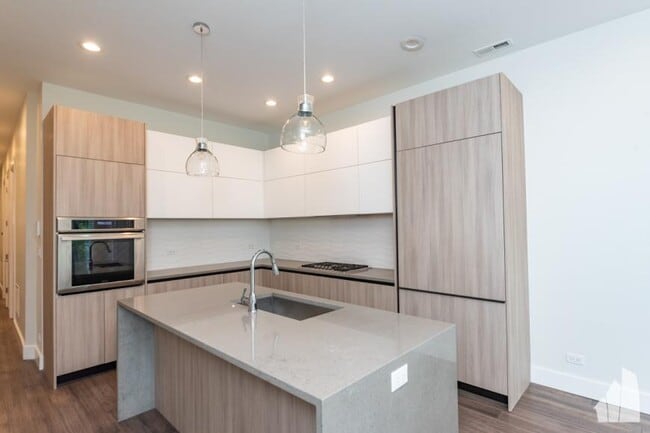 Primary Photo - 3 bedroom in Chicago IL 60642