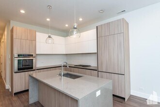 Building Photo - 3 bedroom in Chicago IL 60642