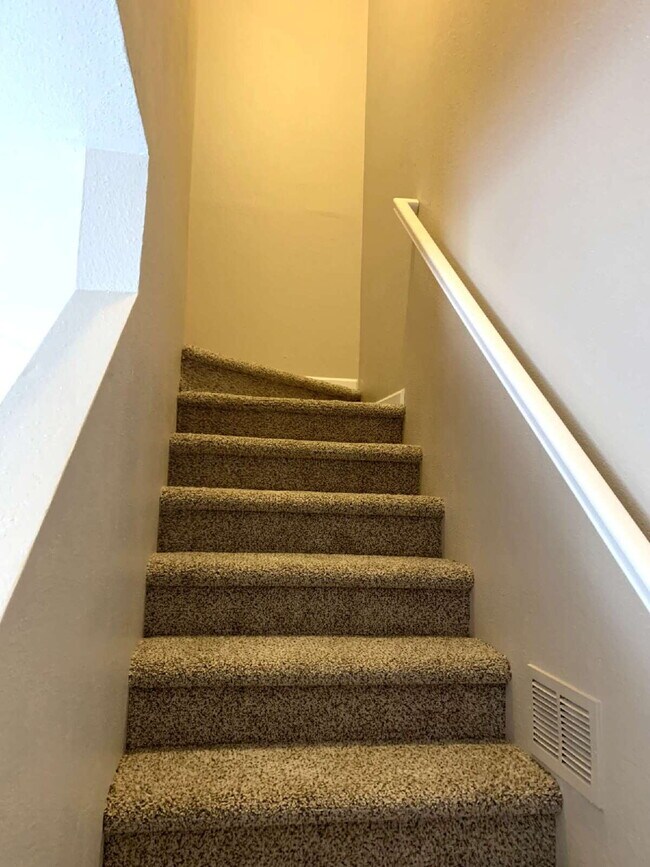 Building Photo - "Spacious 4-Bedroom Haven with 2 Full Baths in Prime Fort Collins Location!"
