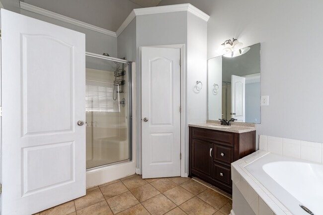 Building Photo - Spacious 5 Bedroom, 3 Bathroom Home in Cov...
