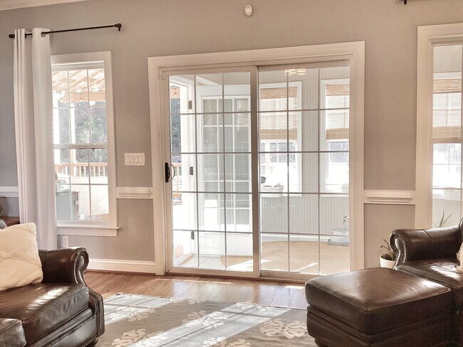 Building Photo - 4 Bed/3 Bath Spacious Home! Extra 2 Car Ga...