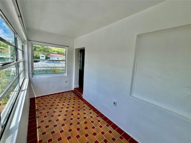 Building Photo - 525 NE 65th St