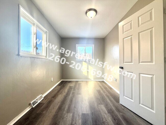 Building Photo - 3 Bedroom House