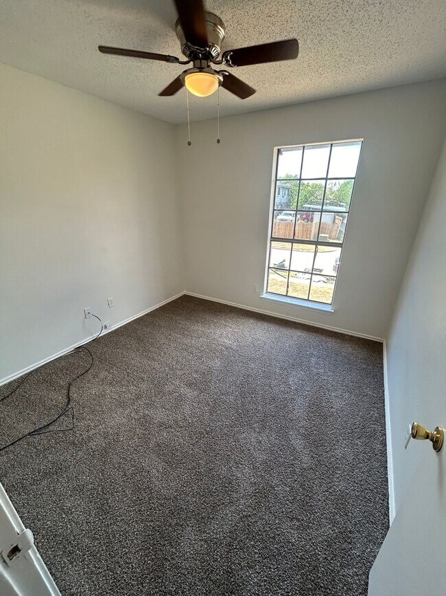 Building Photo - Come and see this well-kept beautiful home today!