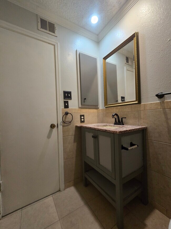 Building Photo - 1819 Babcock Rd