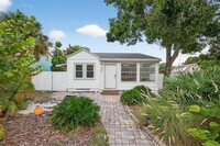 Building Photo - 2501 Oakdale St S