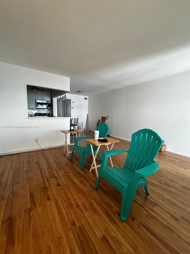 Building Photo - 100 Shore Ct