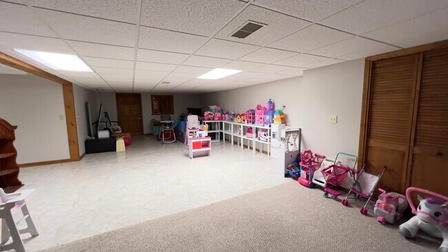 Building Photo - 1360 Hunter Cir