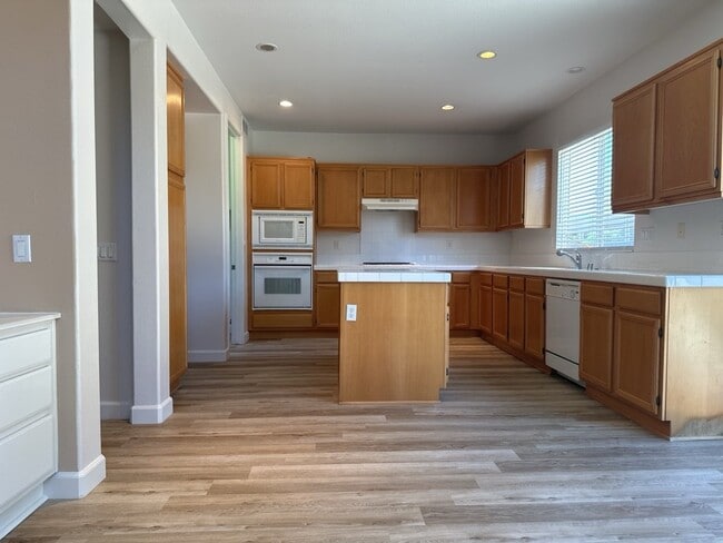 Building Photo - 3 Bedroom 2.5 Bath Home in Moreno Valley CA With Massive Backyard and Bonus Studio / Room in Garage.