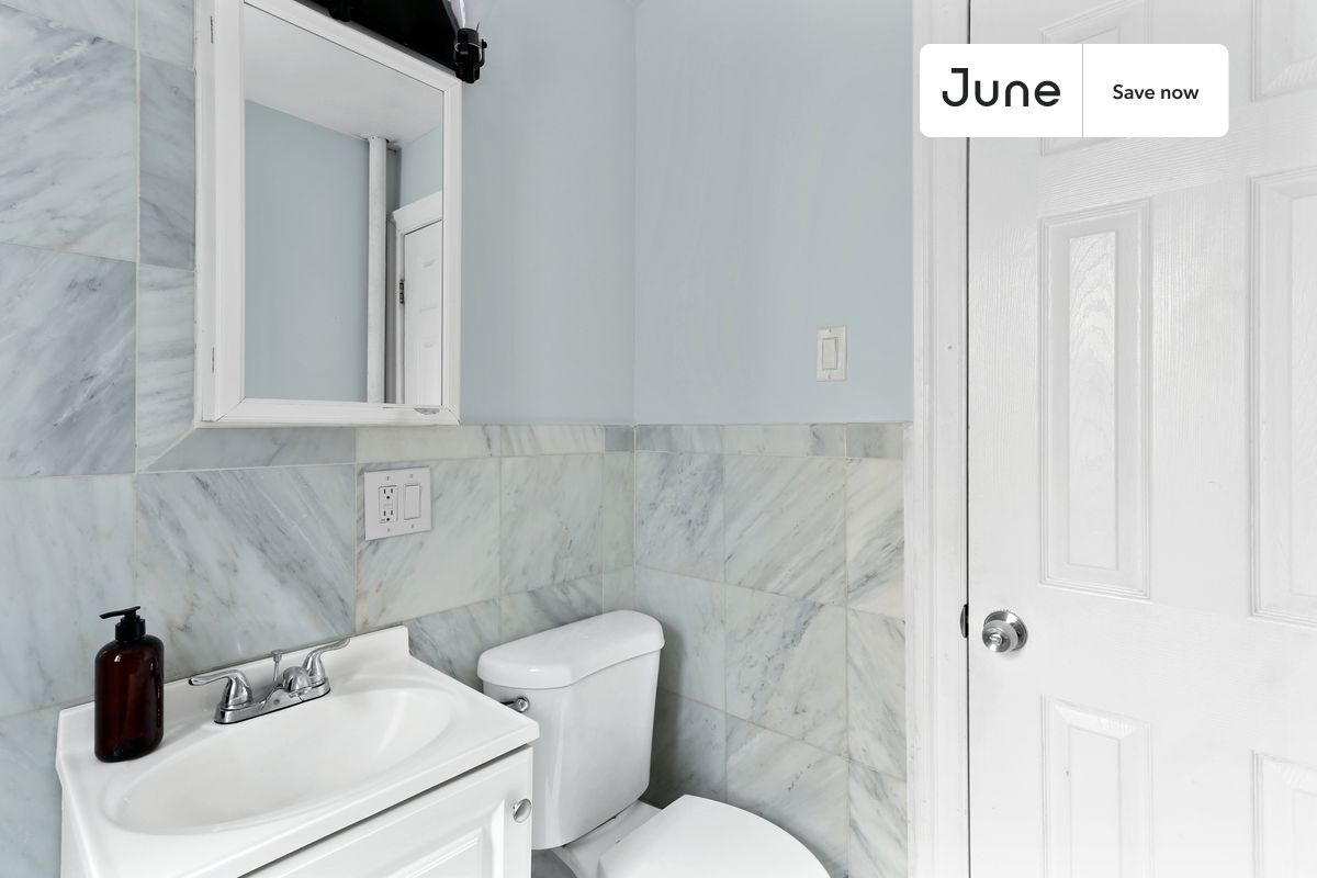 Building Photo - 23 E 109th St