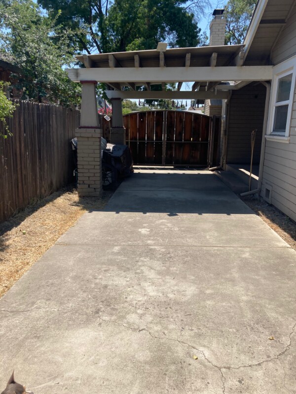 Building Photo - 1539 W Willow St