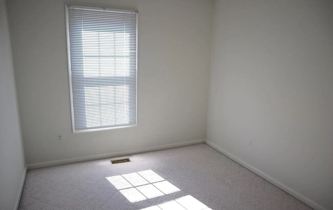 Building Photo - Fantastic 3 BR/2.5 BA Townhome minutes from Rio Lakefront. Ready Mid-May