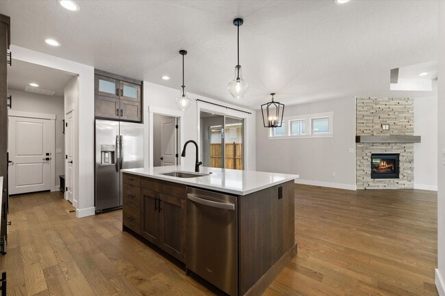 Building Photo - Resort-Style Living in the Prestigious Riv...