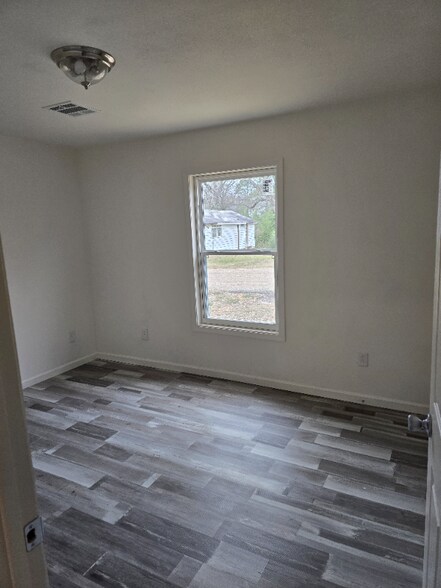 Building Photo - 810 S Cooper Ave