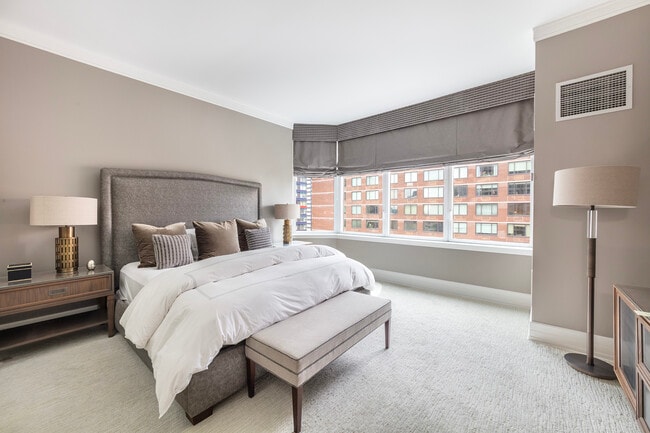 Building Photo - 300 E 55th St