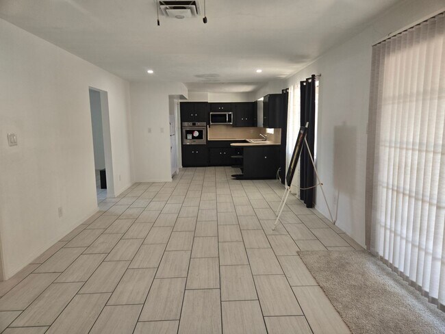 Building Photo - Cozy 3 bed, 2 bath home in Phoenix, No HOA!