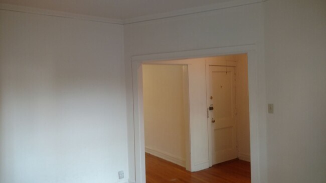 Building Photo - Charming Roscoe Village 1 Bedroom - Recently redone bathroom! Refinished hardwood floors!
