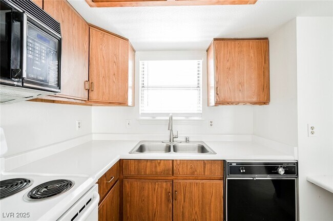 Building Photo - 3823 S Maryland Pkwy