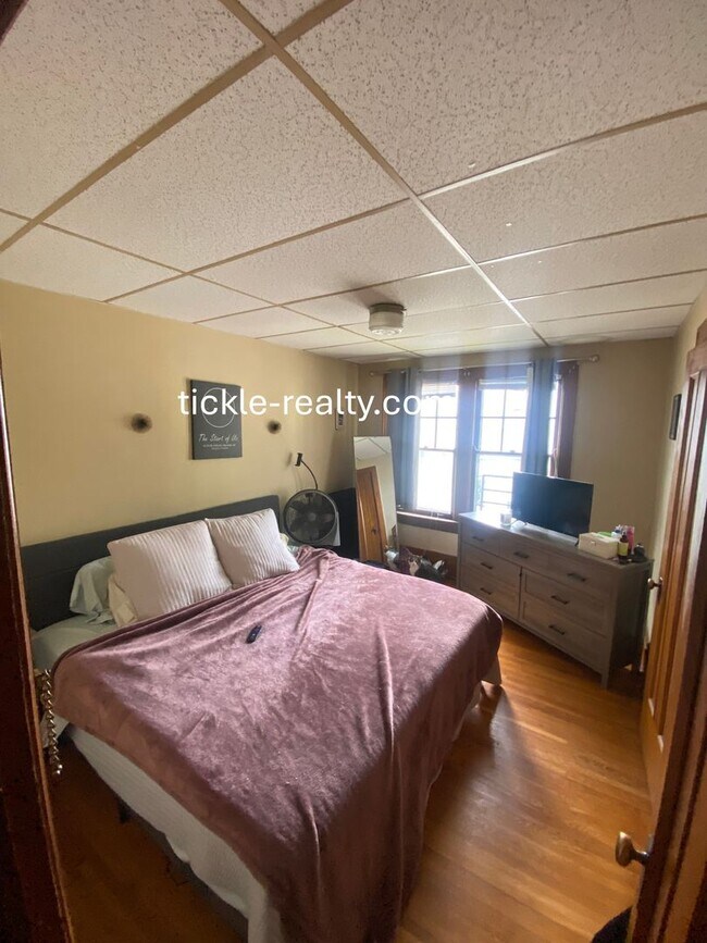 Building Photo - Large 2 Bedroom in Swillburg - Covered Porch