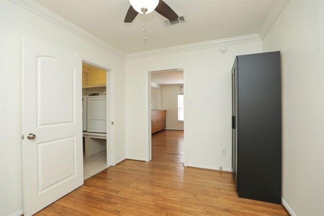 Building Photo - 905 Kern St
